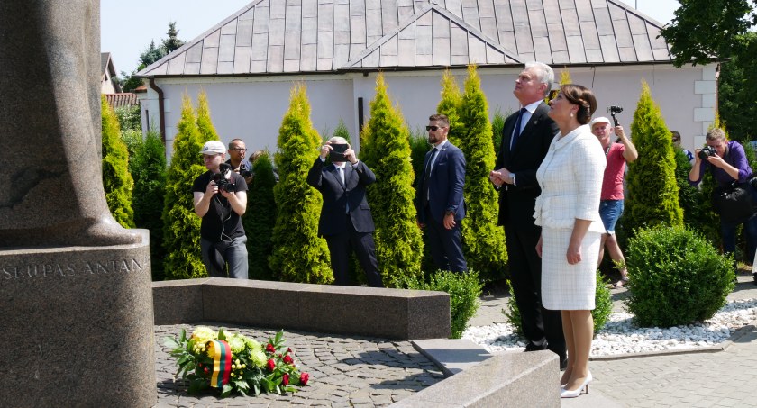 Zdjęcie: delegacja z kwiatami przed pomnikiem bp A. Baranauskasa w Sejnach
