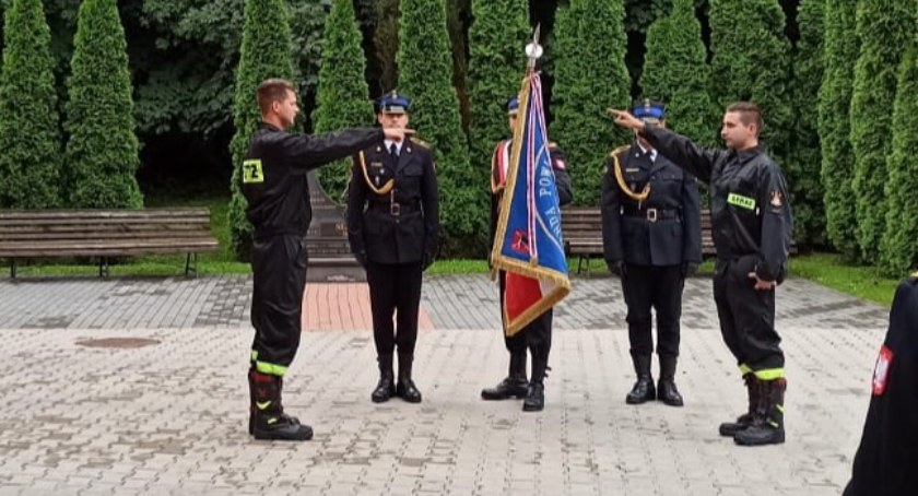 Zdjęcie strażaków ślubujących na sztandar na placu przed komendą PSP w Sejnach