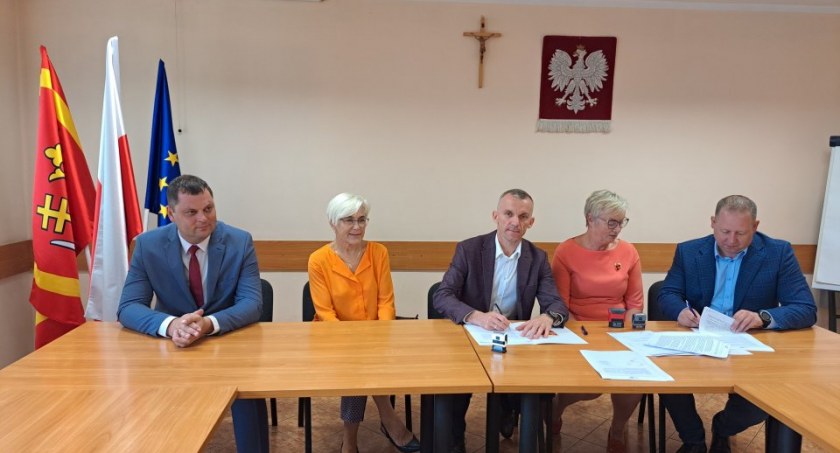 Zdjęcie zarządu powiatu podpisującego umowę z prezesem PDM w obecności wójta gminy Krasnopol
