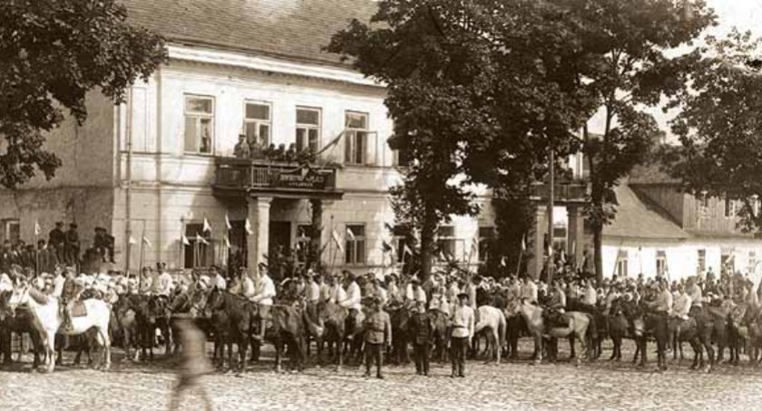 Zdjęcie parady wojskowej pod sądem grodzkim w Sejnach z 1919 roku
