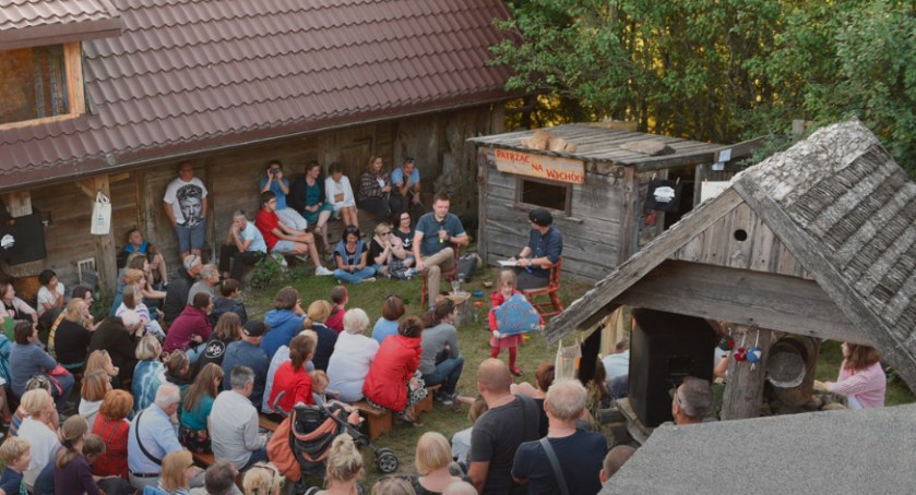 Zdjęcie uczestników festiwalu zgromadzonych na podwórku gospodarstwa P. Malczewskiego w Budzie Ruskiej