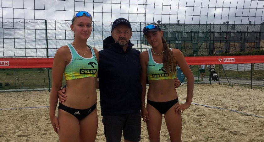 Zdjęcie P. Łabuz i Z. Rapczyńskiej z trenerem na tle siatki