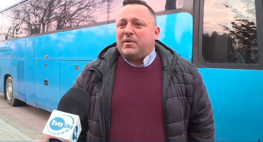 Zdjęcie ks. J. Dargiewicza udzielającego wypowiedzi stacji tv