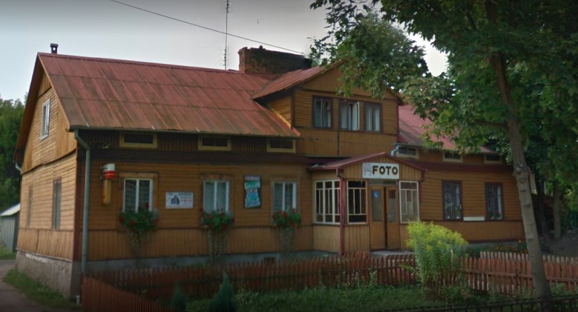 Zdjęcie drewnianego domu przy placu św. Agaty w Sejnach