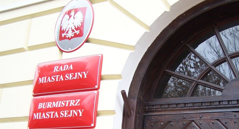 Zdjęcie tablic przy wejściu do sejneńskiego ratusza