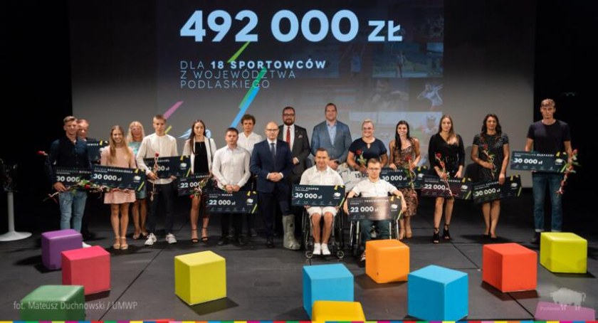Zdjęcie z uroczystego wręczenia symbolicznych czeków