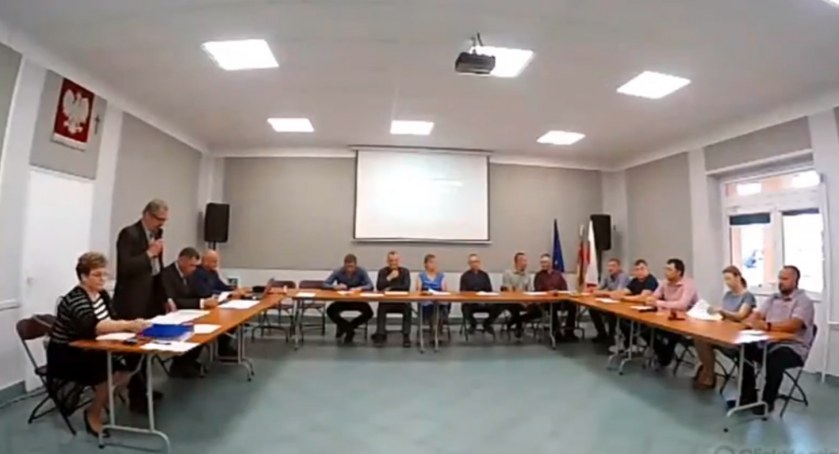 Zdjęcie radnych przy stole w sali obrad