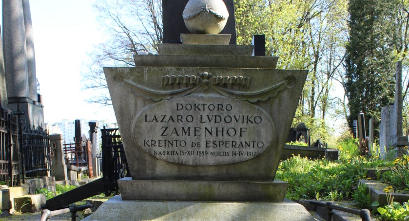Zdjęcie pomnika nagrobnego L.L. Zamenhofa z napisem w języku esperanto
