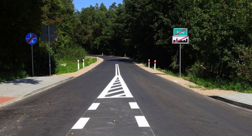 Zdjęcie wyremontowanej nawierzchni drogi Sejny-Żegary na odcinku ul. Wileńskiej w Sejnach