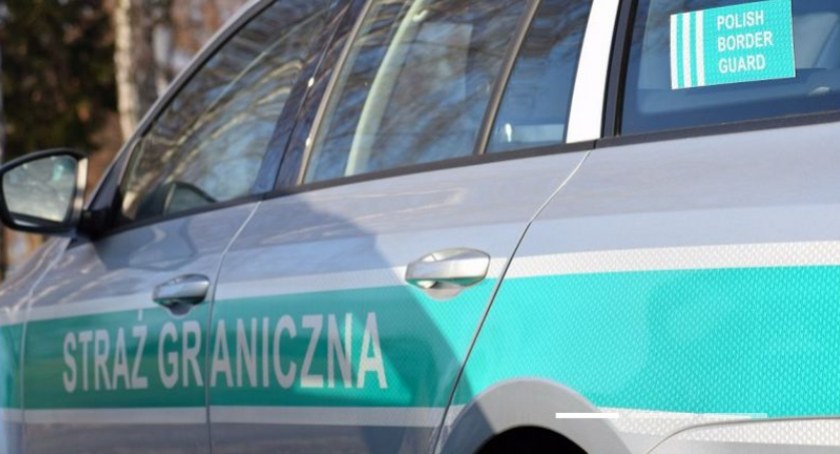 Zdjęcie boku auta Straży Granicznej