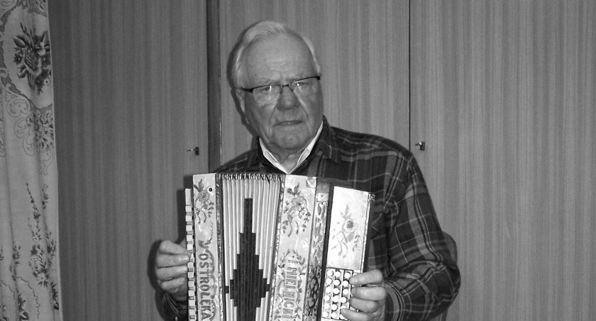 Zdjęcie Olgierda Skrzypko grającego na harmonii