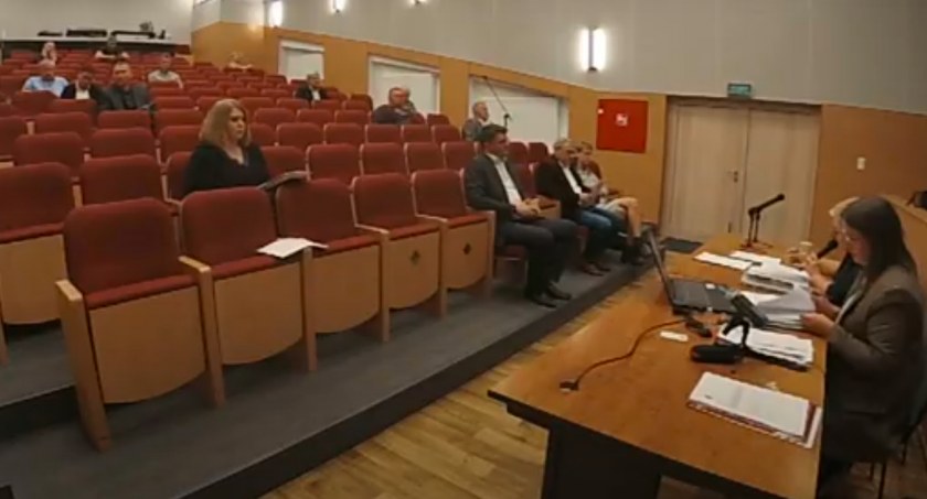 Zdjęcie sesji rady miejskiej na sali widowiskowej Ośrodka Kultury