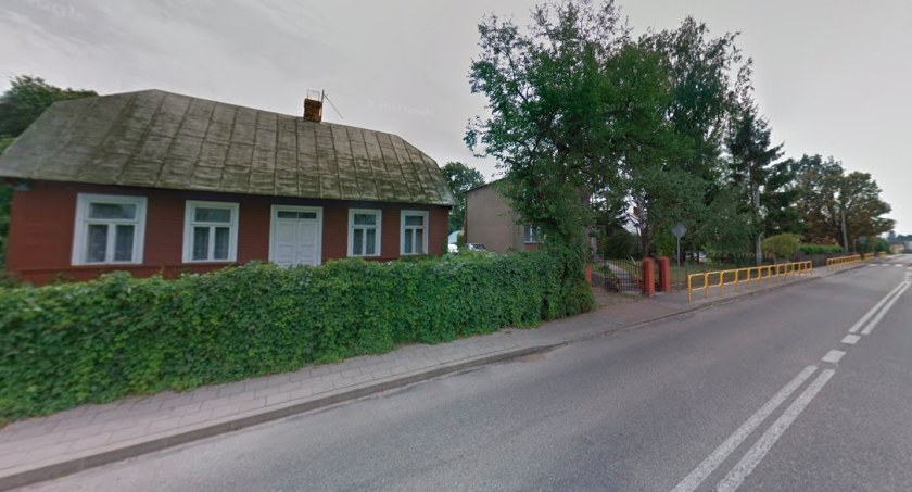Zdjęcie ulicy Wojska Polskiego w Krasnopolu i stojącego przy niej drewnianego domu