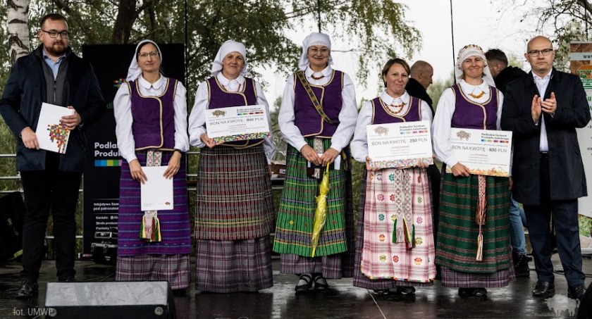 Laureatki z Przystawańc na scenie z marszałkami województwa