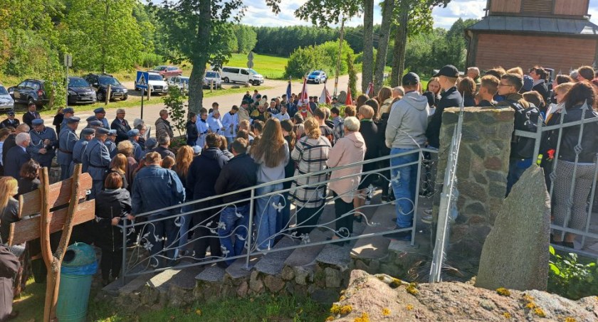 Zdjęcie osób zgromadzonych na uroczystości przy kościele w Berżnikach