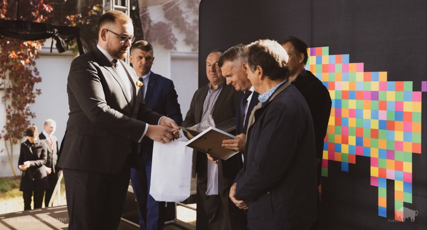 Zdjęcie wicemarszałka wręczającego nagrody Krzysztofowi Przeborowskiemu