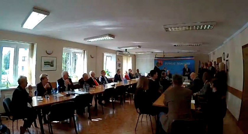 Zdjęcie z sesji rady powiatu 29 września