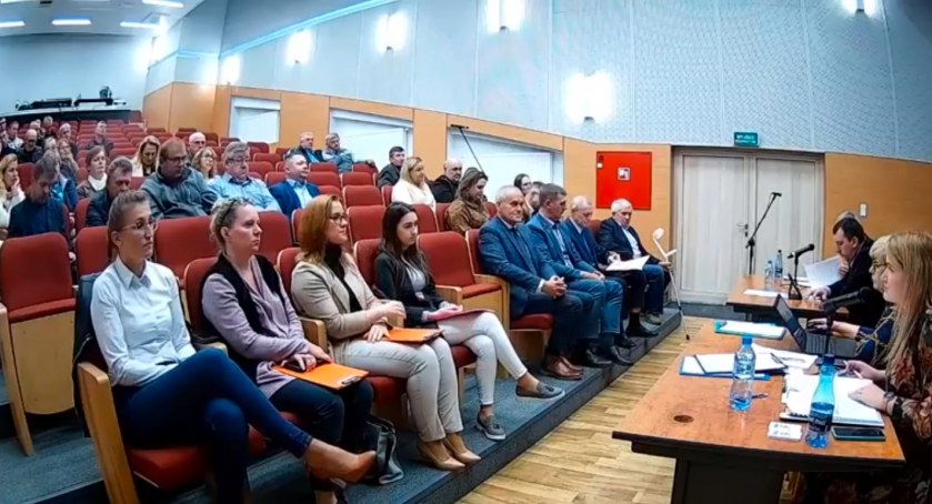 Zdjęcie z transmisji obrad rady gminy Sejny