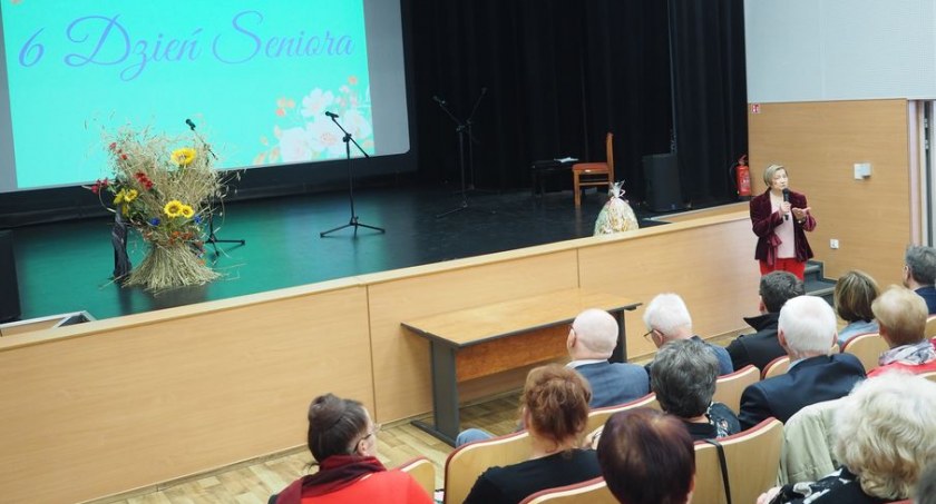 Uczestnicy uroczystości na sali widowiskowej Ośrodka Kultury w Sejnach