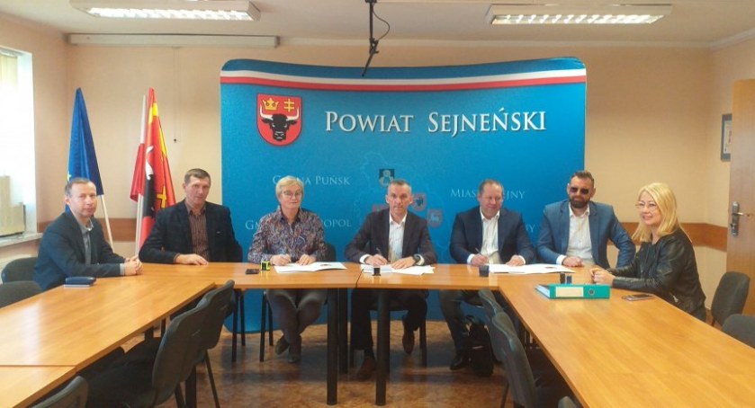 Zdjęcie władz powiatu przy stole konferencyjnym z przedstawicielami firmy