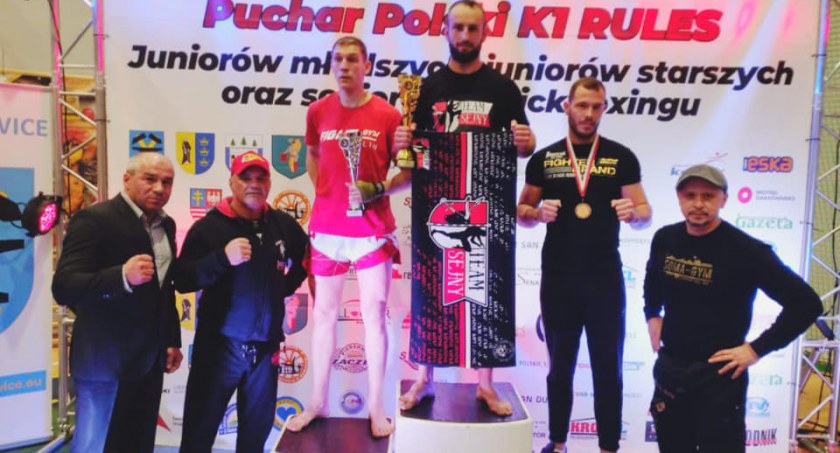 Zdjęcie R. Kamińskiego na 1 msc. podium Pucharu Polski