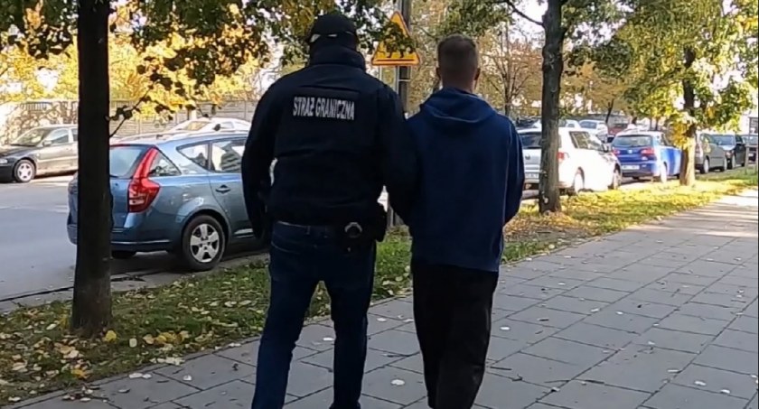 Zdjęcie z zatrzymania uczestnika grupy organizującej przewóz migrantów za pieniądze