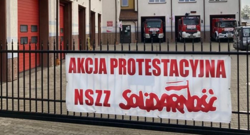 Zdjęcie banera Solidarności na bramie sejneńskiej Komendy PSP