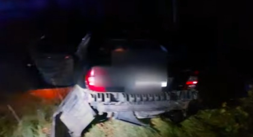 Zdjęcie z filmu Straży Granicznej, przedstawiające auto z otwartymi drzwiami