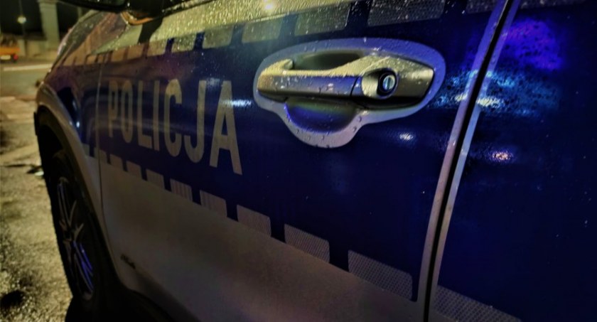 Zdjęcie boku radiowozu policyjnego nocą w świetle latarni