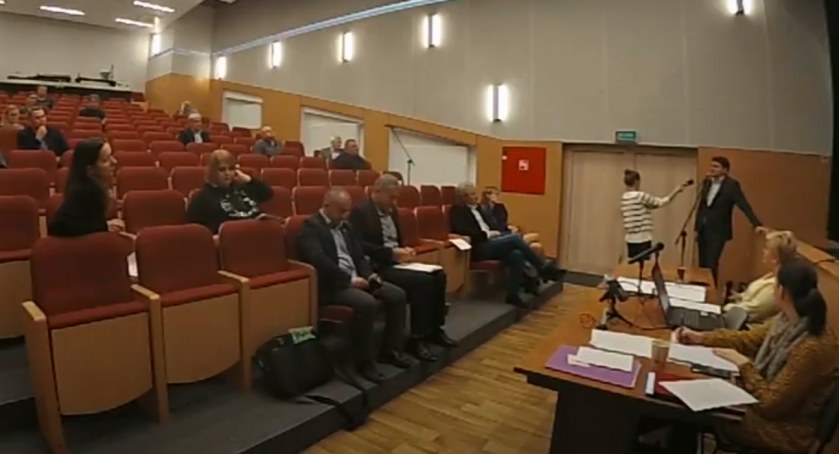 Zdjęcie z transmisji sesji rady miejskiej 31 października