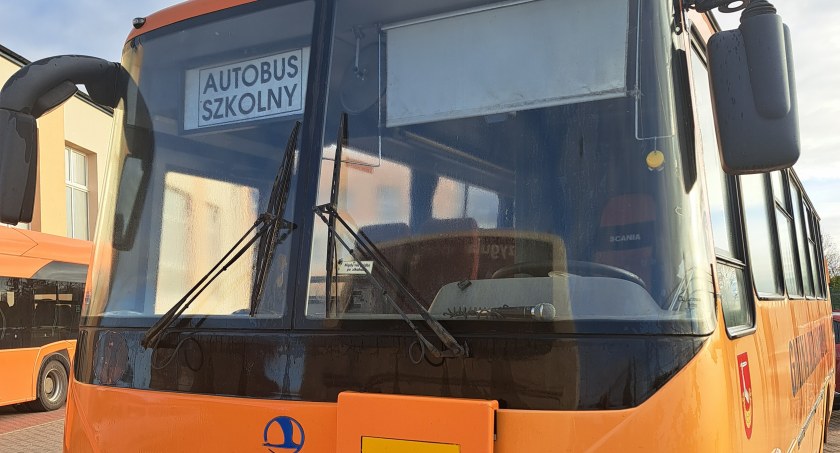 Zdjęcie przedniej szyby autobusu szkolnego
