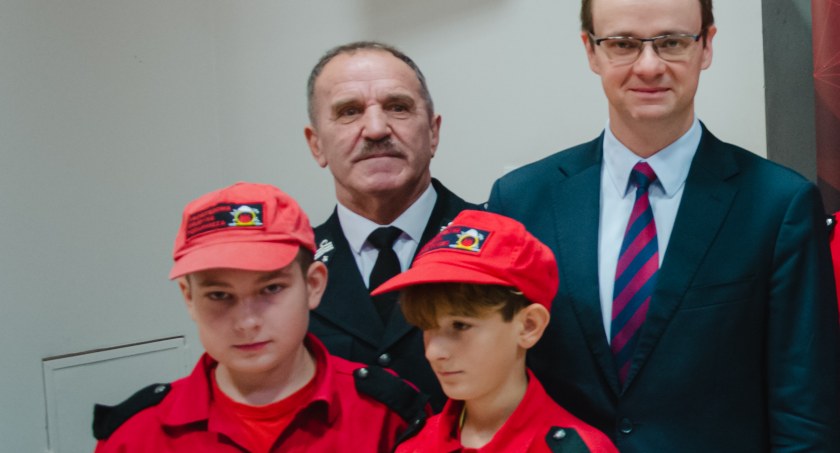 Zdjęcie z uroczystości wręczenia promes, przedstawiciele MDP Giby z wicewojewodą