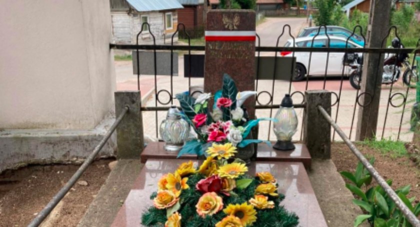 Zdjęcie grobu nieznanego żołnierza przy bramie starego cmentarza w Sejnach