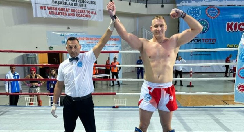 Zdjęcie R. Dochoda z ręką unoszoną przez sędziego