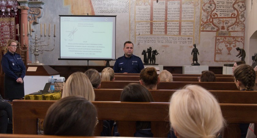 Zdjęcie uczestników seminarium w synagodze-muzeum w Tykocinie