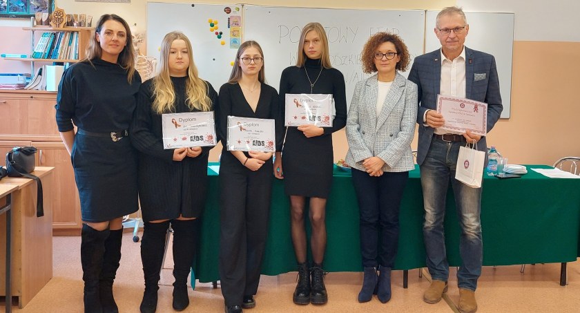 Zdjęcie laureatek z organizatorkami i dyrektorem ZSO 