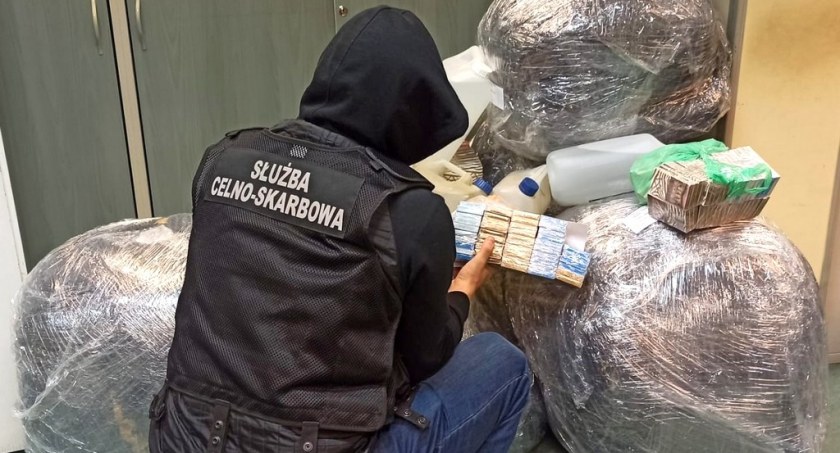 Zdjęcie funkcjonariusza KAS z workami kontrabandy