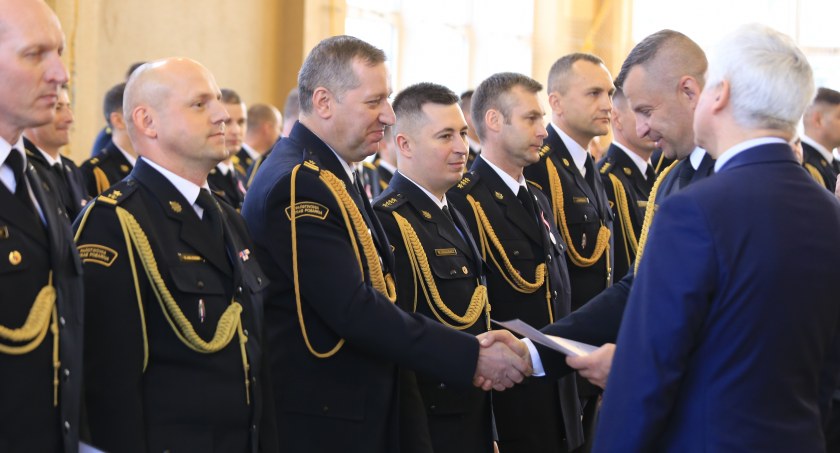 Zdjęcie funkcjonariuszy Straży Pożarnej podczas dekoracji odznaczeniami