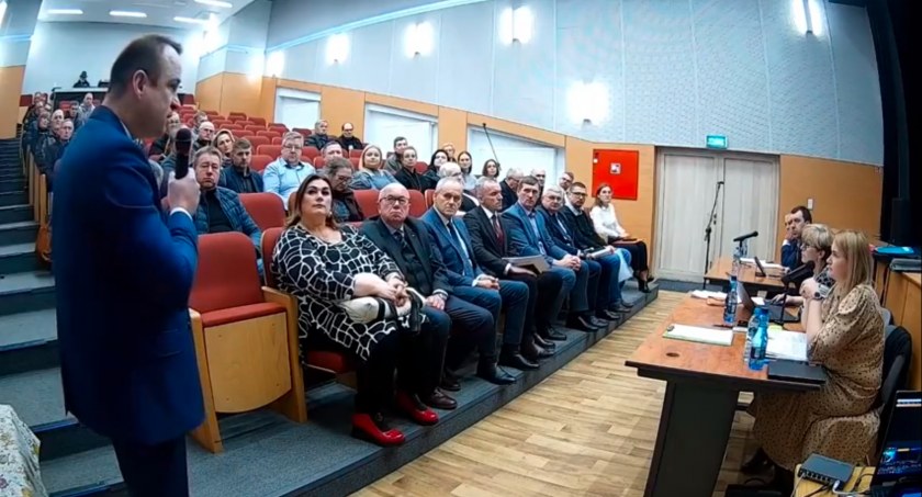 Zdjęcie wójta gminy Giby przemawiającego na sesji 28 listopada