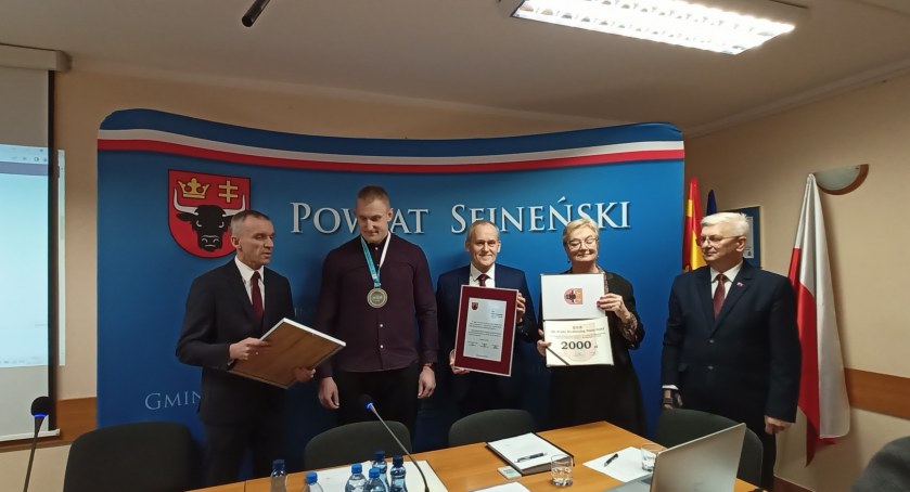 Zdjęcie przedstawicieli zarządu i rady powiatu z R. Dochodem