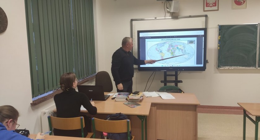 Zdjęcie nauczyciela wskazującego punkt na elektronicznej mapie