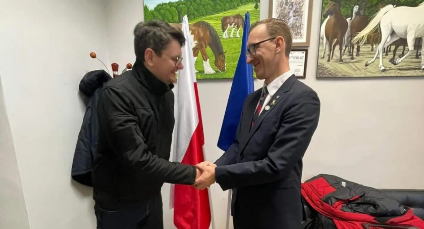 Zdjęcie powitania A. Nowalskiego z M. Jonušasem