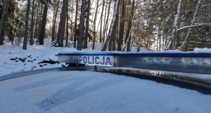 Zdjęcie radiowozu policyjnego na tle zimowego krajobrazu