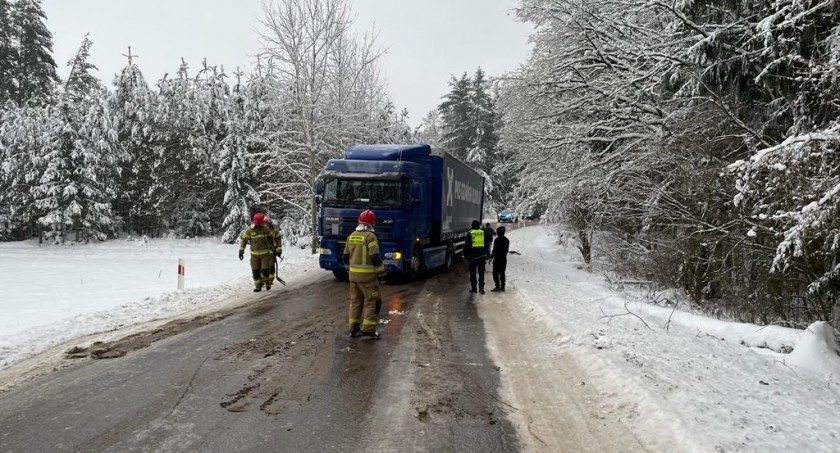 Zdjęcie z akcji strażaków w zdarzeniu drogowym