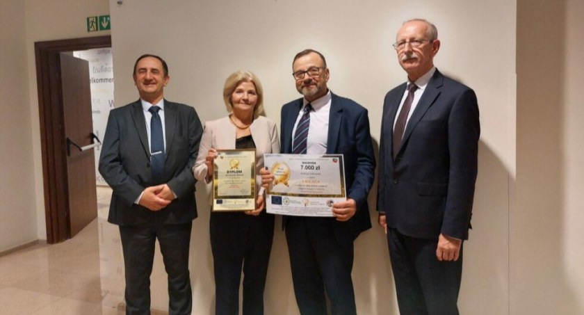 Zdjęcie laureata z organizatorami