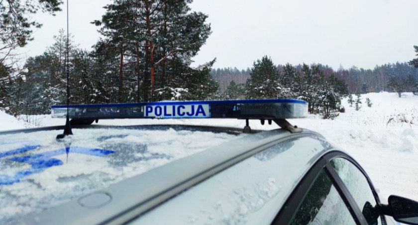 Zdjęcie radiowozu policyjnego na tle zimowego krajobrazu