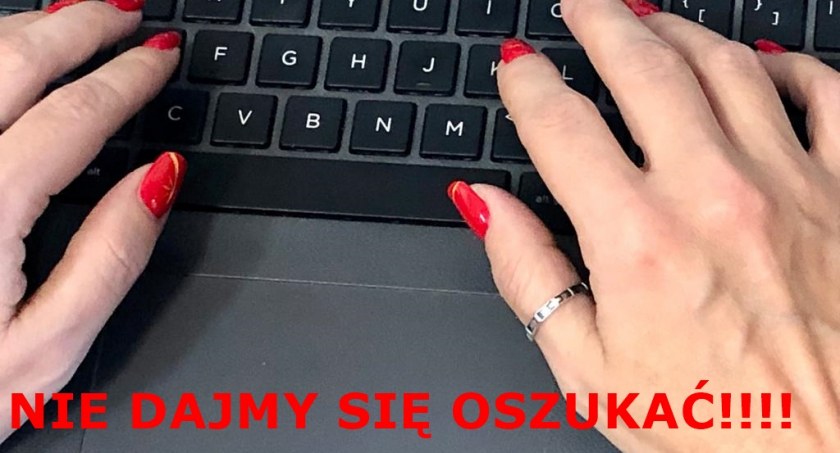 Zdjęcie kobiecych dłoni na klawiaturze komputera