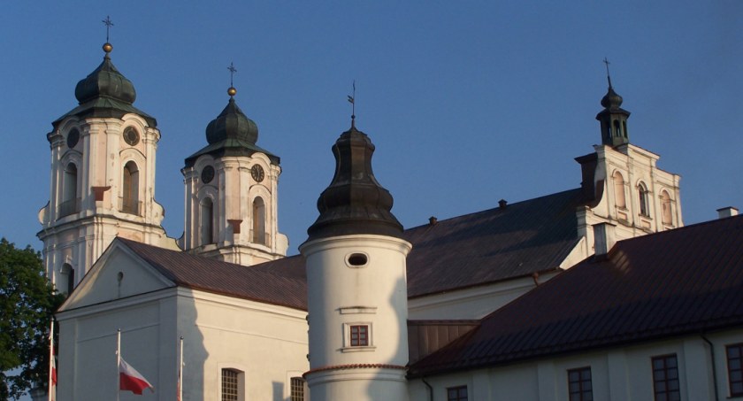 Zdjęcie wież klasztoru i Bazyliki sejneńskiej