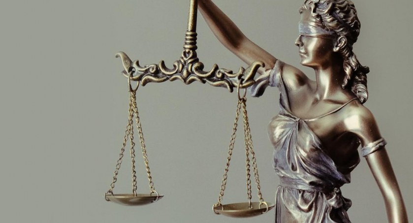 Zdjęcie figurki Temidy, bogini sprawiedliwości trzymającej wagę