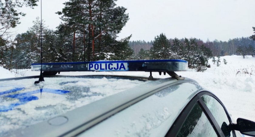 Zdjęcie radiowozu policyjnego na tle zimowego krajobrazu